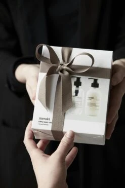 Meraki Gift Box Hand Care Tangled Woods -Redken Butik 7292 77713 1669722021